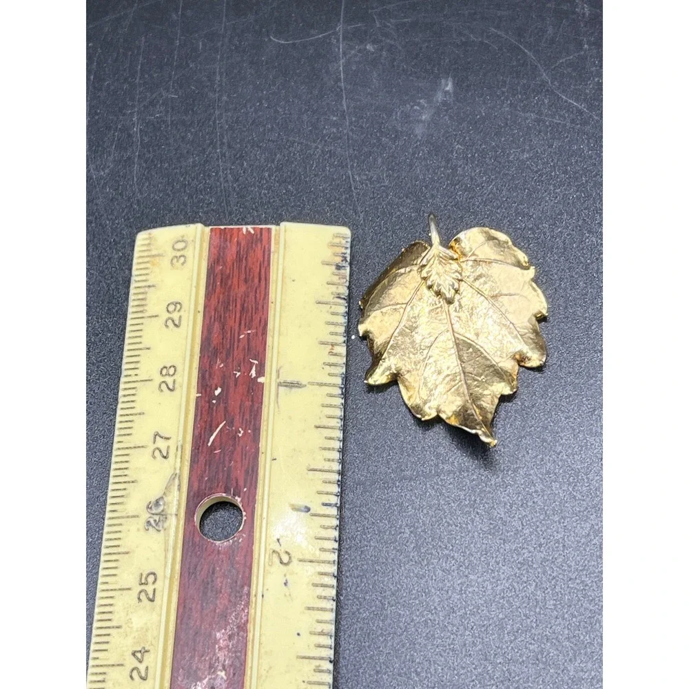 Gold Tone Leaf Pendant Charm Nature Inspired Jewelry Women‎ Accessory Vtg Style